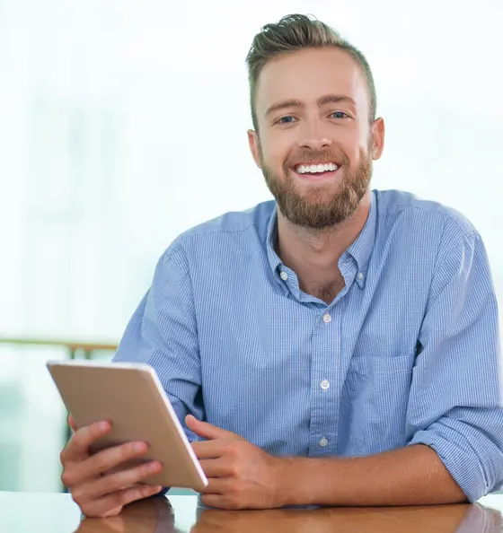 Profissional sorrindo usando o Lynq CRM em um tablet